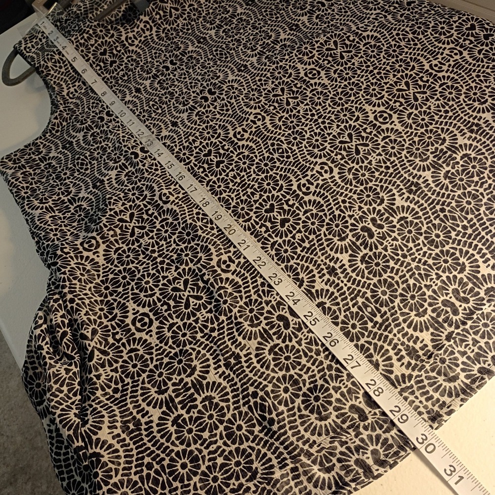 Fever Womens Black White Geometric Floral Sleeveless Sharkbite Hem Blouse Large - Picture 6 of 6